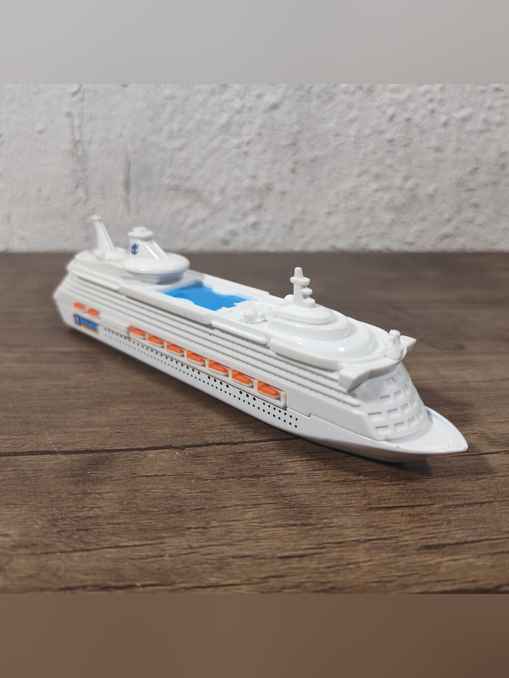 6” Daron ROYAL CARIBBEAN Cruise Ship Souvenir Toy Rolls Rare Boat Statue Display